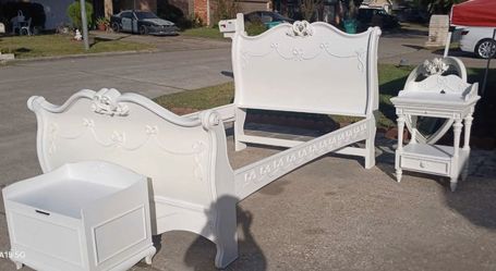 Beautiful Vintage White Bedroom Set