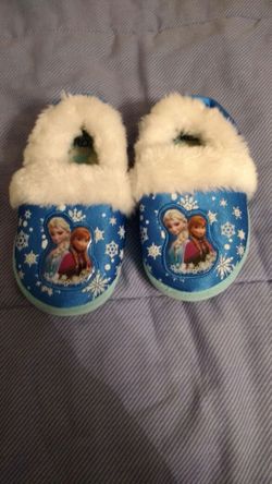 Elsa and Anna slippers size L 9-10 youth