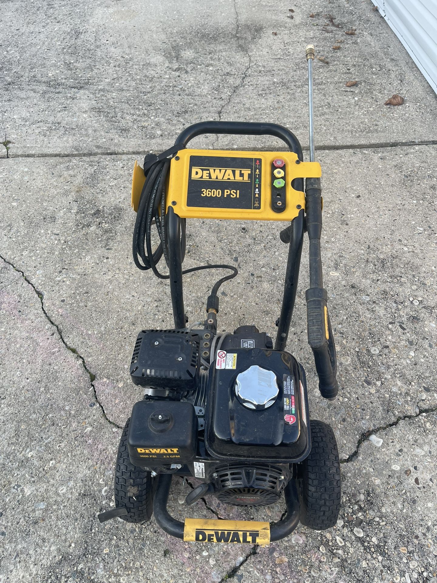 Dewalt 3600 PSI 2.5 GPM Cold Gas Pressure Washer Water Professional with HONDA GX200 Engine