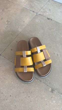 Burberry sandals size 7