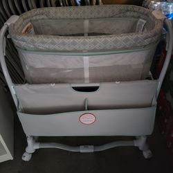 Baby bassinet 
Grey/Green