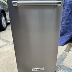 NEW KITCHEN AID 15”22.8 lb PER DAY ICE MAKER WITH A 3 YEAR EXTENDED WARRANTY FULLY TRANSFERABLE INCLUDED11/22/25