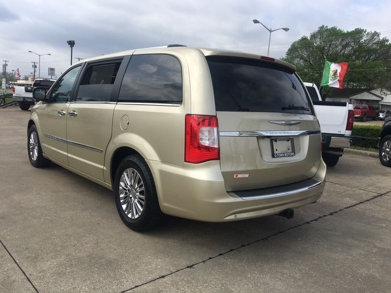 2011 chrysler town & country, fully loaded, DVD, leather, sunroof... $1300 down