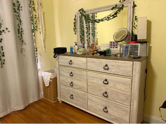*Willowton Dresser And 1 Matching Nightstand*