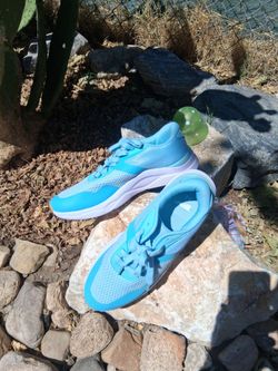 Women sneakers. Size 11