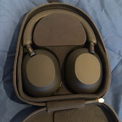 Sony XM5 Headphones 