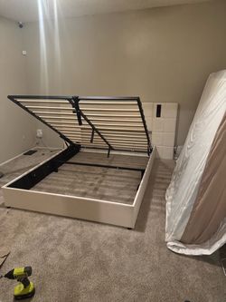 Free queen size mattress good condition with waterproof cover giving it away today