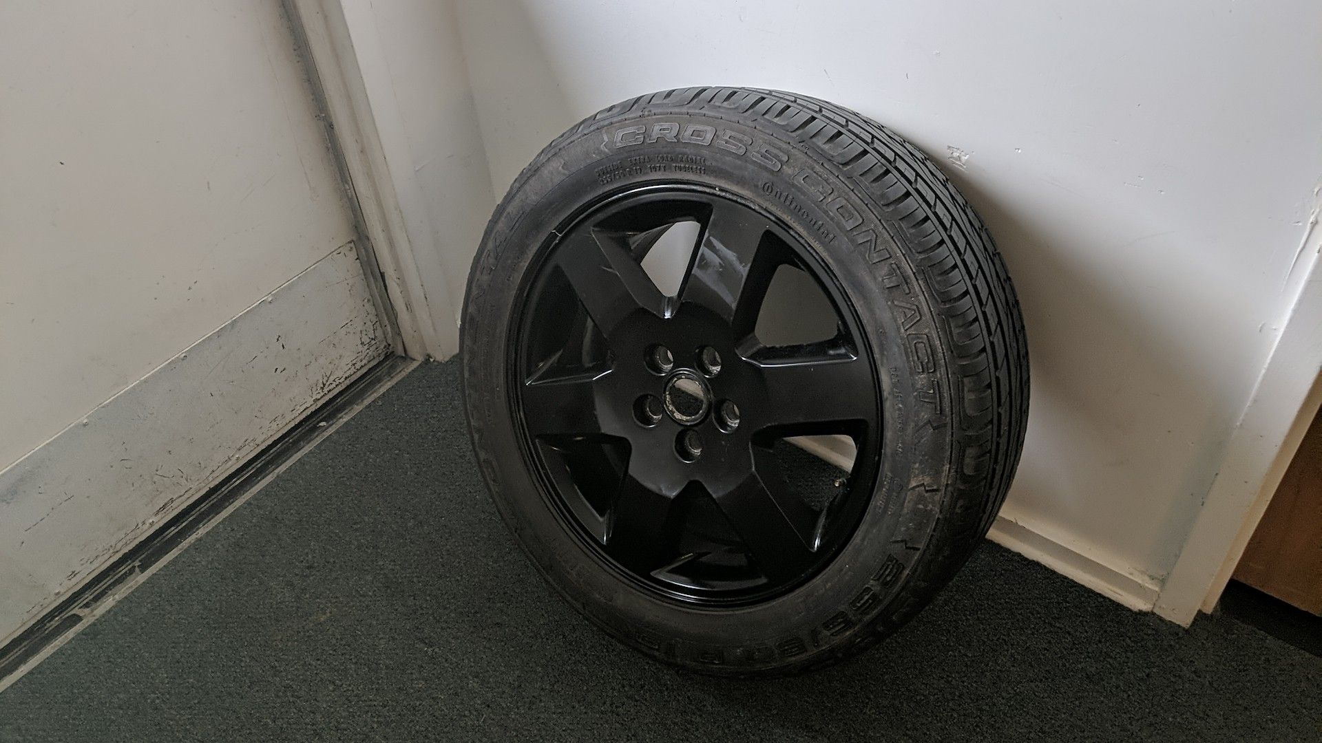 255/50 R 19 cross contact tire with black 5 lug 8Jx19EH2-53 aluminum alloy rim