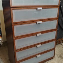 Nice chest dresser with big 6 drawers in good condition, all drawers working well.
L31.5"*W19"*H49"