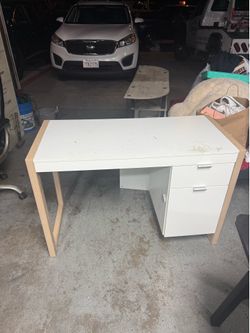 White desk with drawers