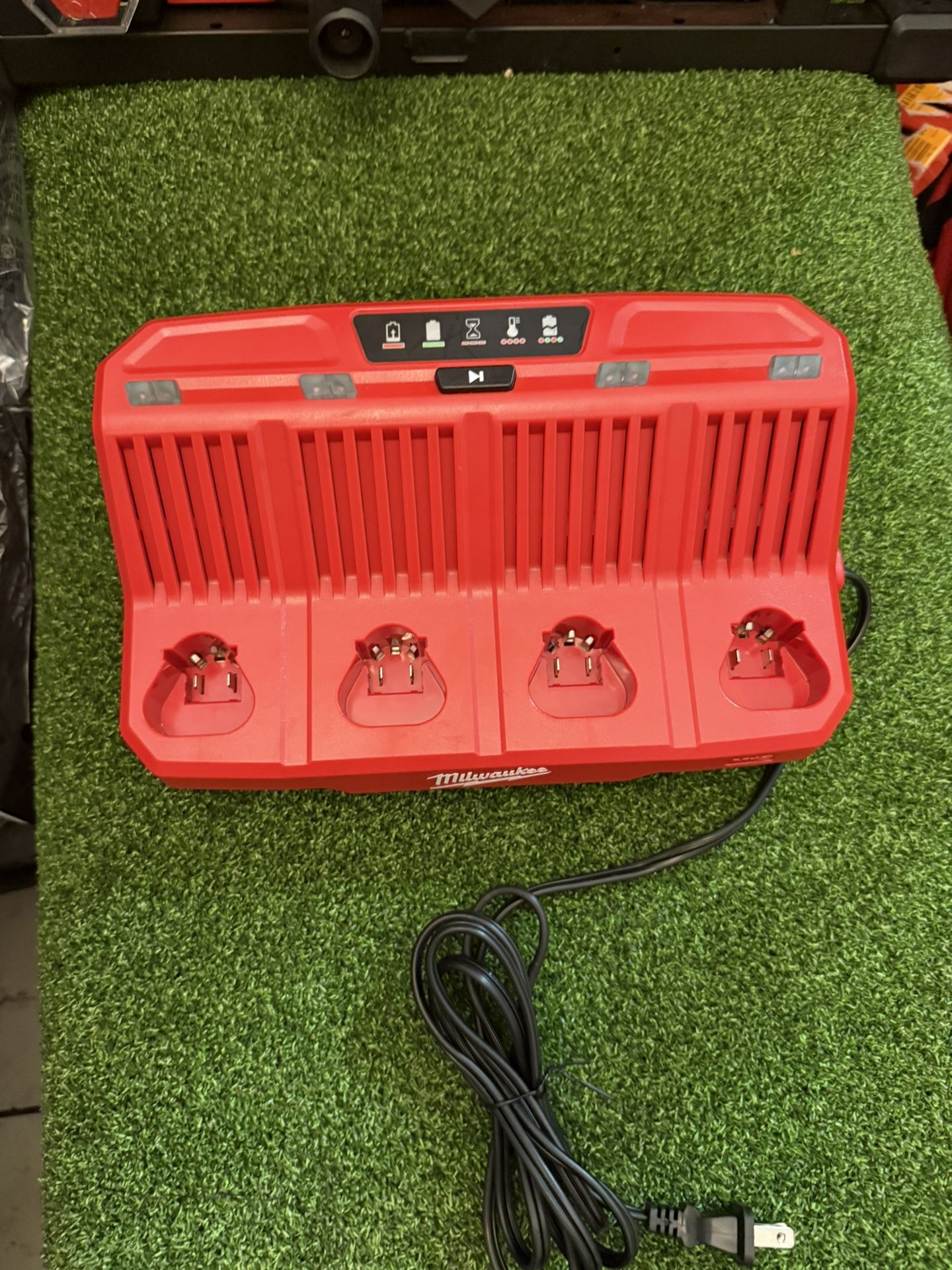 Milwaukee M12 Lithium 4 Battery Port Charger