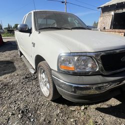 2002 Ford F-150. 4.6L 4x2.  (ONLY PARTS——SOLO PARTES)