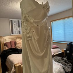 White Dress With Flower Appliqués 