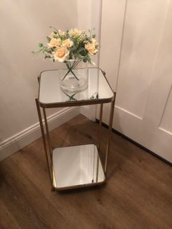 Mirrored side table with flower decor