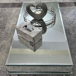 Mirror 🪞 table  they have some crack on it