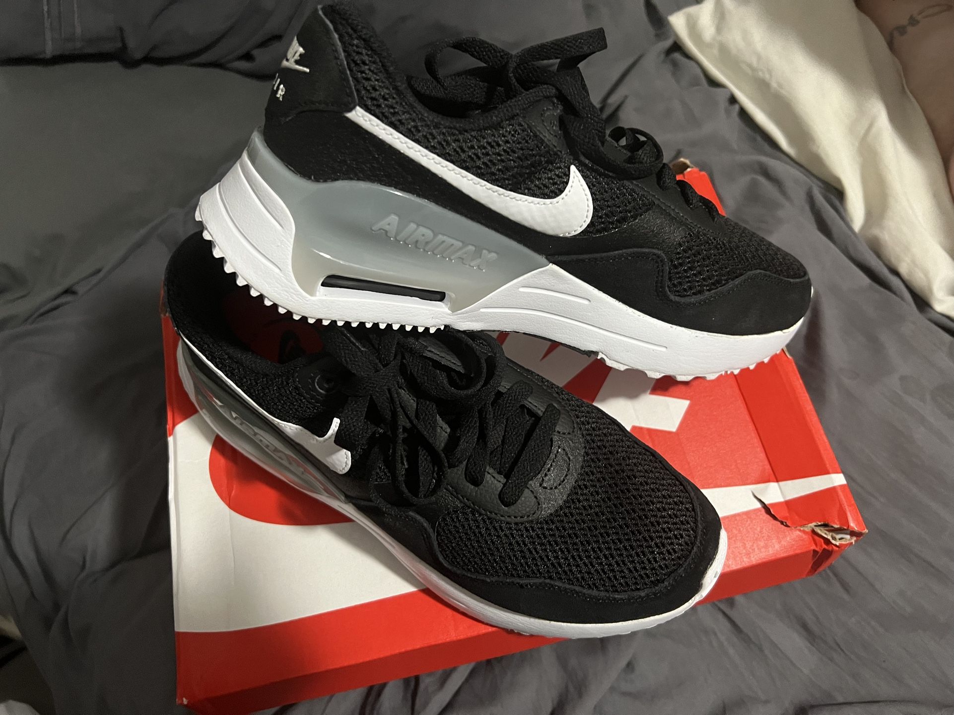 BRAND NEW IN BOX BOX NOT IN GREAT SHAPE !!!! SNEAKERS IN PERFECT CONDITION Nike Air Max SYSTM - Black/White SIZE 10 women's Never worn