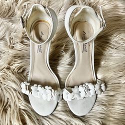 Anne Michelle White Flower Heels
