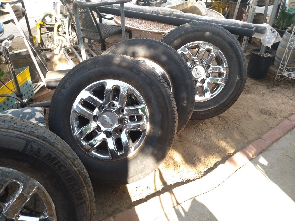 8 Lugs Chevy Truck Rims&Tires With Center Caps In Good Condition 600 O