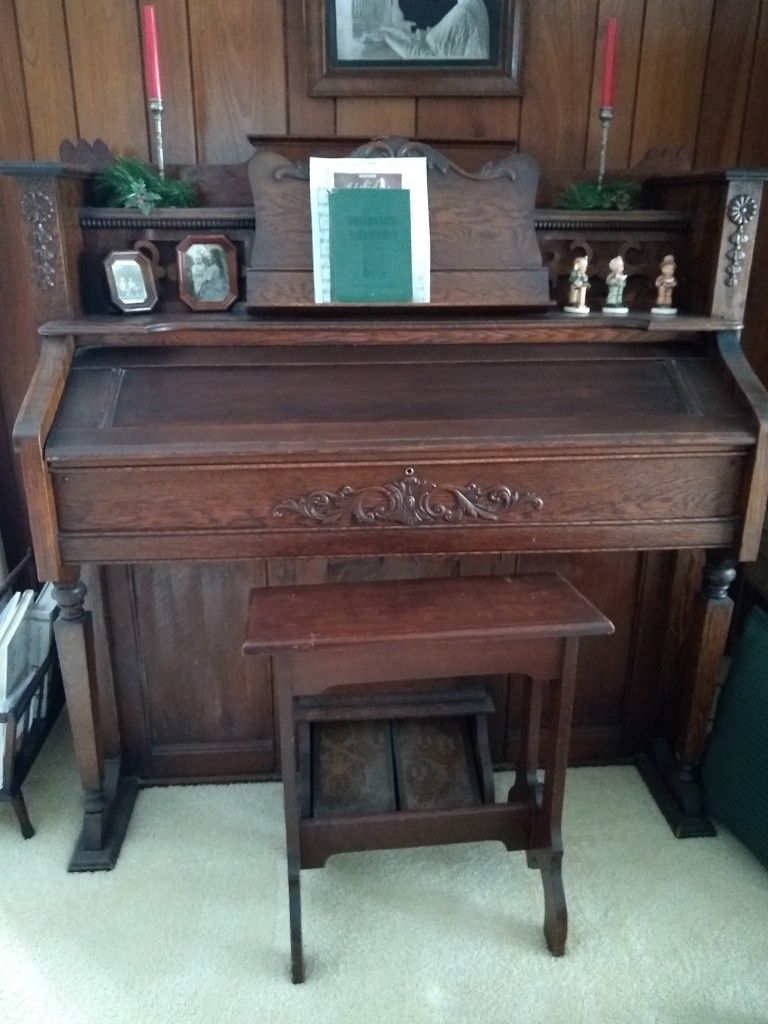 Royal Oak Pump Organ 