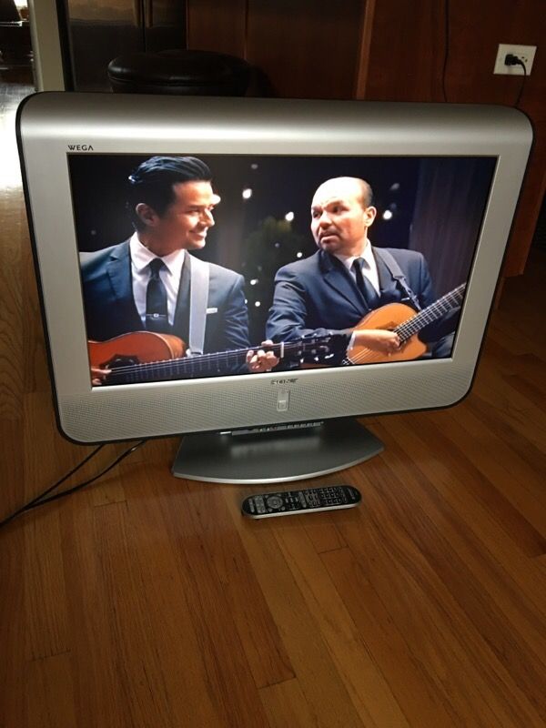 Sony 32" LCD flat screen TV ( Model KLV-32M1) - HDMI and multi inputs