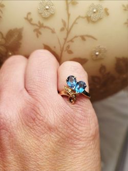 14K Solid Gold, 5 Diamonds and 2 Genuine Topaz Ring