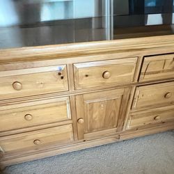 Broyhill Fontana Pine 6- Drawer Dresser. Like New.