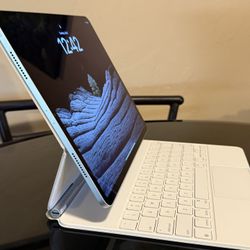 Apple iPad Pro M1 with Magic Keyboard