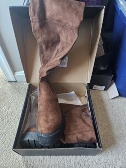 Size 10 Women's Knee High Boot