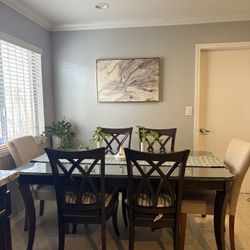 Beautiful 7-piece Dining Table set in very good condition!