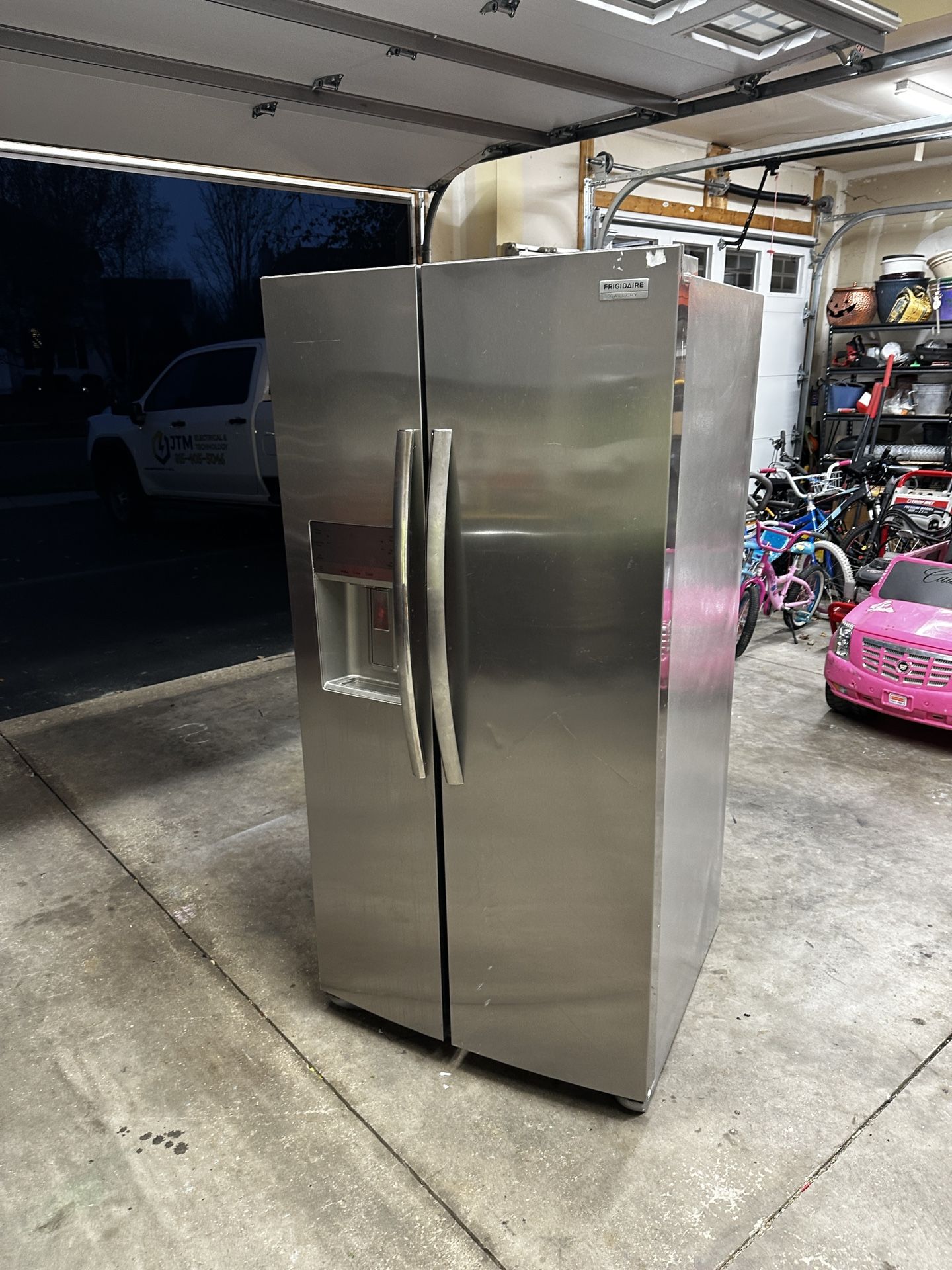 Frigidaire Gallery 33” Refrigerator