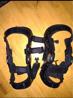 Pair of Knee Braces with Hinged Support
