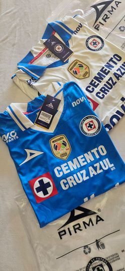 Jersey de cruz azul campeón con sus parches de campeo y de la liga mx de local y visita