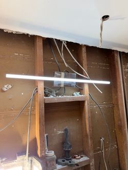 32 INCH BATHROOM VANITY LIGHT $20
