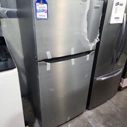 FRIGIDAIRE TOP FREEZER REFRIGERATOR IN STAINLESS STEEL (with Warranty)