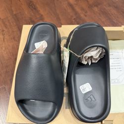 Adidas Yeezy Slides 'Onyx'   Men’s Size 8