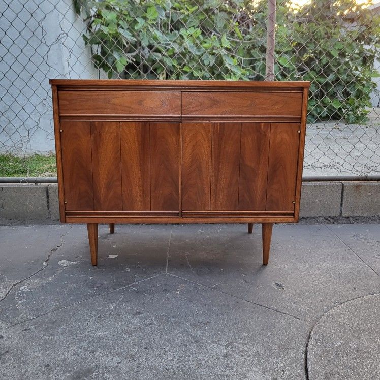 Mid Century Modern
Dixie Walnut Credenza / Buffet