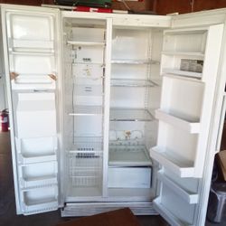 FREE - Refrigerator.  Bay Ho/Bay Park