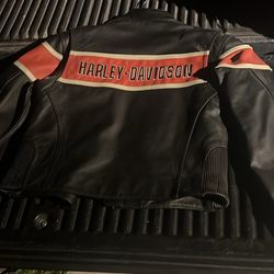 Harley Davidson black leather jacket Woman’s size medium