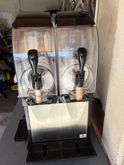máquina de granizados SPM I-PRO negra de dos cubetas, diseñada para uso comercial en restaurantes