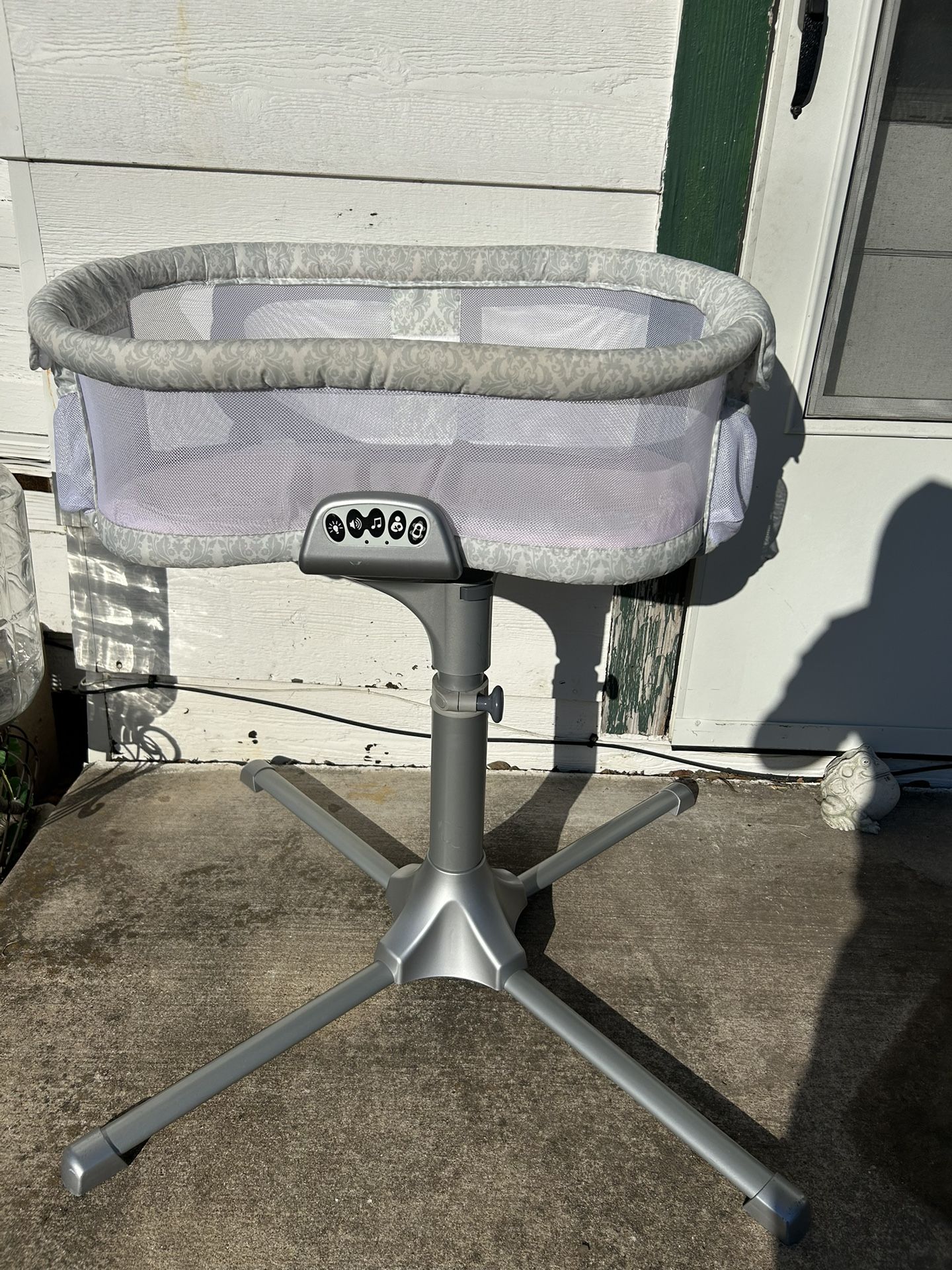 Halo BassiNest Swivel Sleeper bassinet,