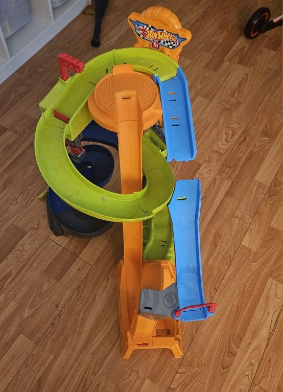 Free Fisher Price Hot Wheels Spiral Stunt Speedway