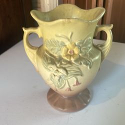 Hull vase art pottery piece 1940s