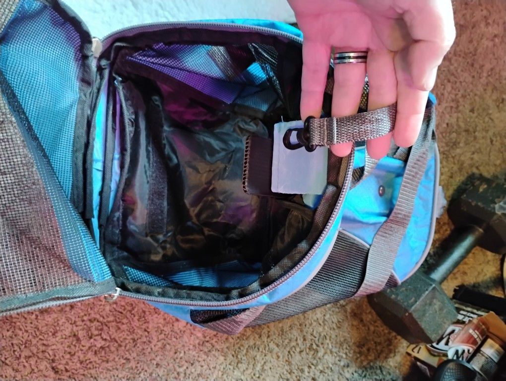 Small Or Cat Carrying Case Like New No Smells In Perfect Condition With Straps And All Has Built In leash Perfect For Animals When traveling