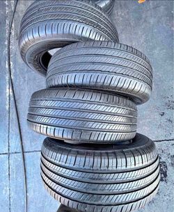 215/55/17 Michelin Selling a set of 4 tires in excellent condition 🫡