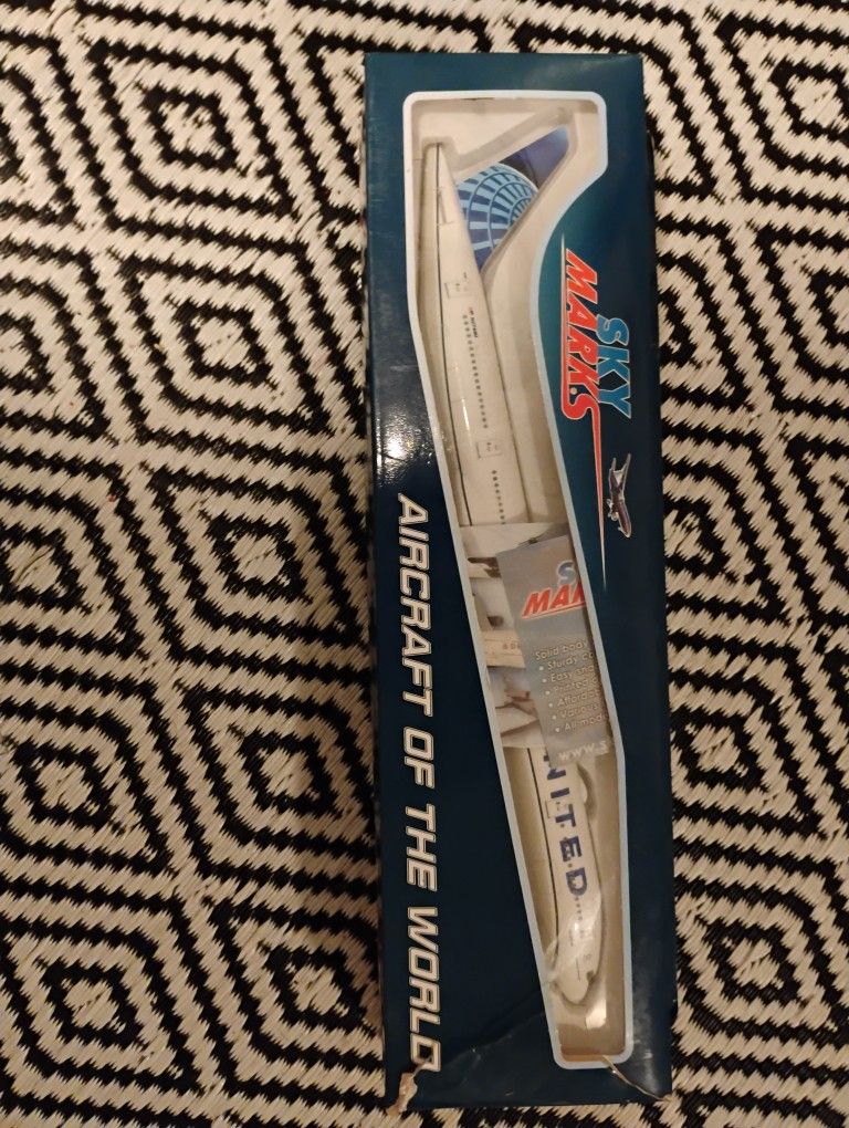 SKYMARKS (SKR1054) UNITED 777-300 1:200 SCALE MODEL W/GEAR & STAND
