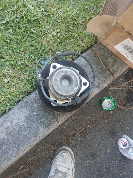 2000-2006  Chevy/Gmc Trucks Front Wheel Hub