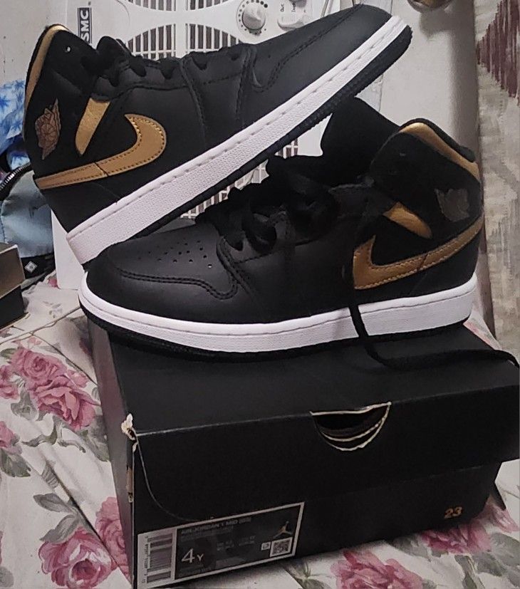 Air Jordan 1 Mid Gs Shoes