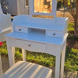 NEW IN BOX Modern Wood Make-Up Mirror Vanity Dresser Table and Stool Set, White