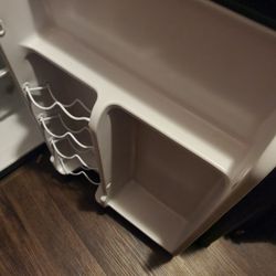 Magic Chef Mini Refrigerator With Freezer