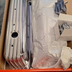 Chevrolet 350 Center Bolt Valve Covers  For Vortec Heads Tall Style. New In Box  But Missing  Bolts See Pics.35th Ave And McDowell Phx 